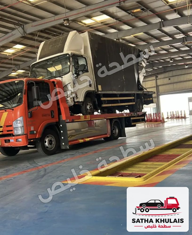 نقل شاحنة متضررة إلى ورشة